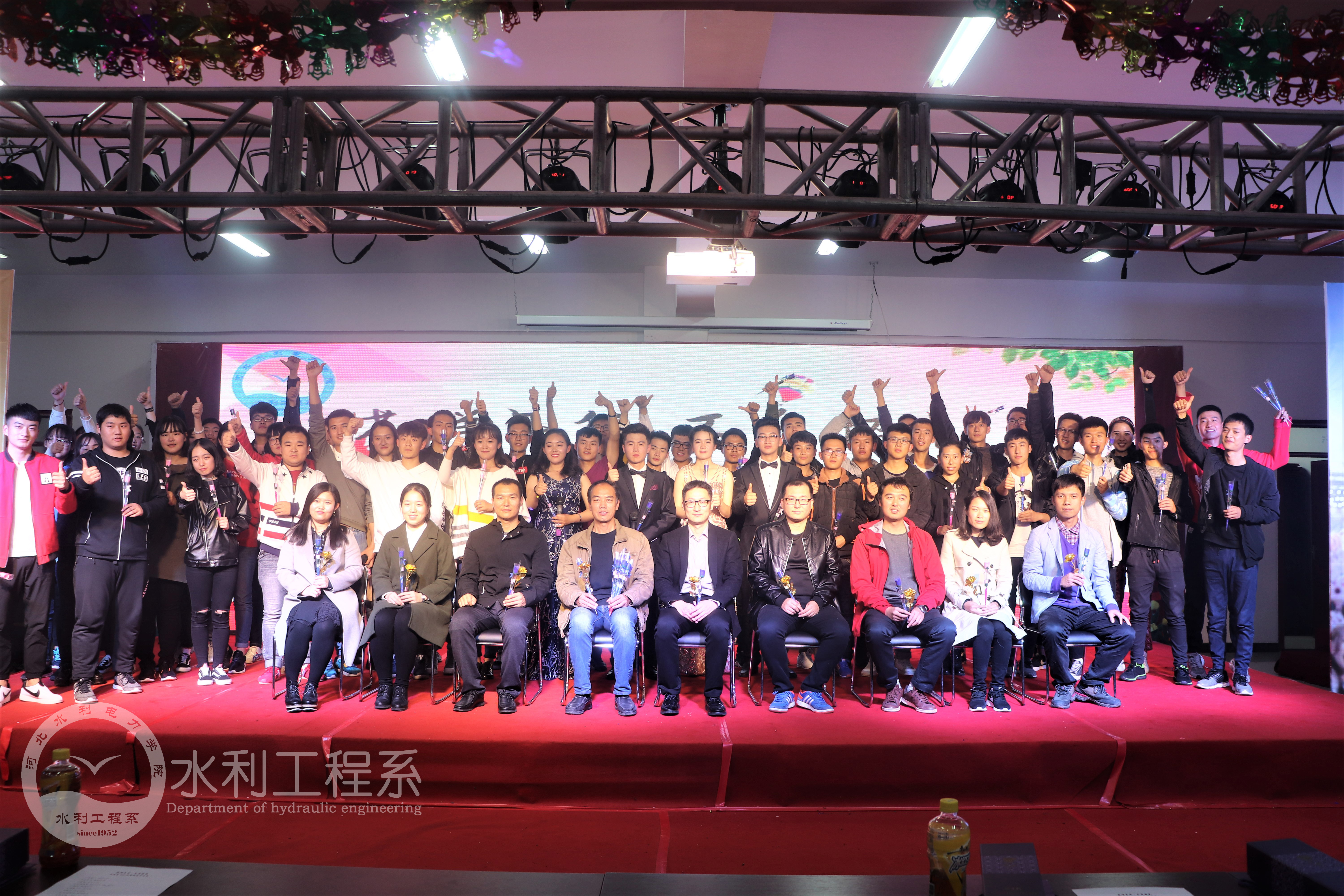 晚会合影.jpg 晚会合影.jpg